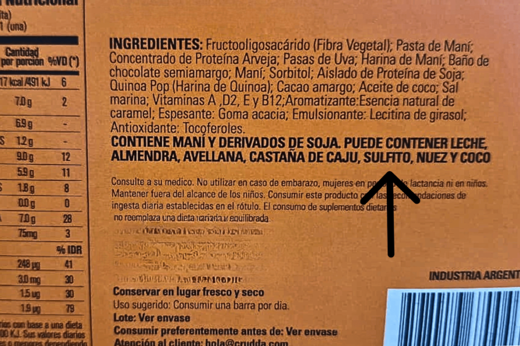 Etiqueta de barritas proteicas con la advertencia “Puede contener sulfito”.